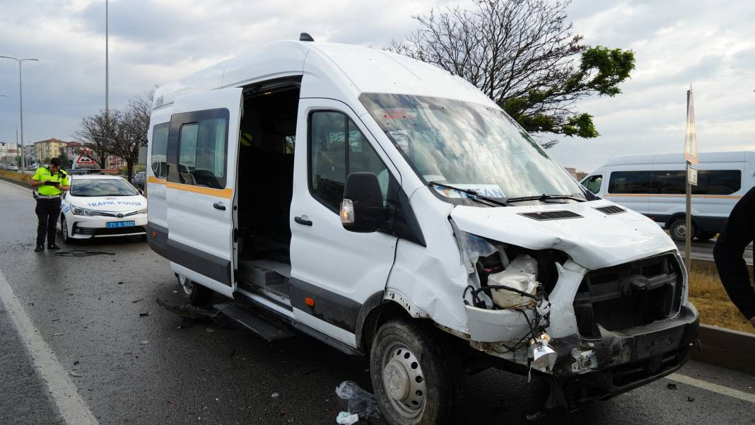 Kırıkkale'de işçi servisi ile otomobil çarpıştı: 11 yaralı - Resim: 4